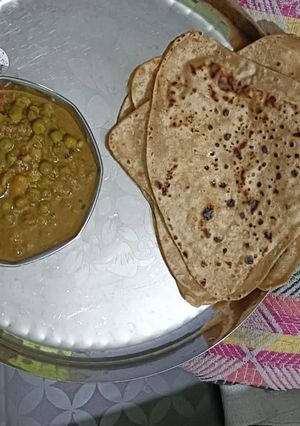 A picture of Aloo matar.