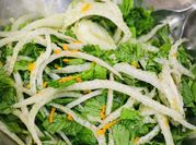 Una foto de ensalada verano con naranja