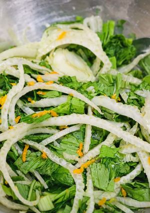 Una foto de 🥗 Ensalada de hinojo, naranja y rúcula 🍊🌿