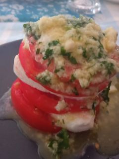 Una foto de Lasaña fría de tomate y mozzarella con pesto de perejil