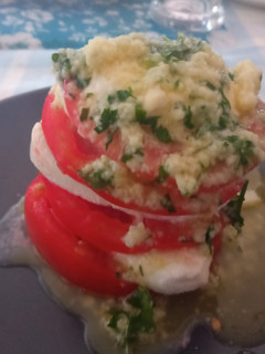 Una foto de Lasaña fría de tomate y mozzarella con pesto de perejil