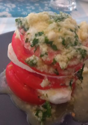 Una foto de Lasaña fría de tomate y mozzarella con pesto de perejil