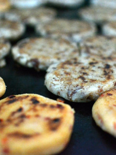 Una foto de Cómo hacer arepas con chicharrón y con pimientos