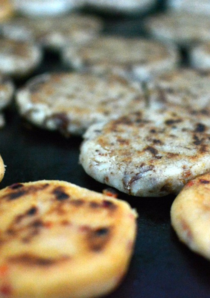Una foto de Cómo hacer arepas con chicharrón y con pimientos