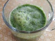 Una foto de batido de apio y jengibre