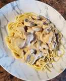 Pollo cremoso con champiñones
