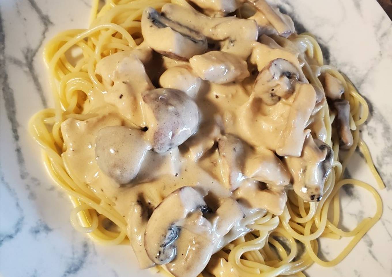 Pollo cremoso con champiñones