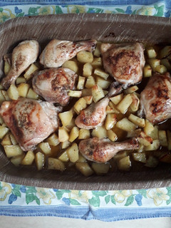 Foto di Cosce e ali di pollo con patate ubriacati al forno