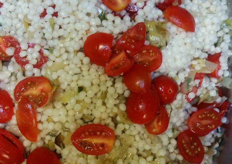 Recipe of Appetizing Israeli Couscous with leeks and cherry tomatoes