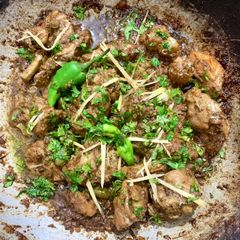 A picture of Delicious white chicken karahi serve with chupri chapati.