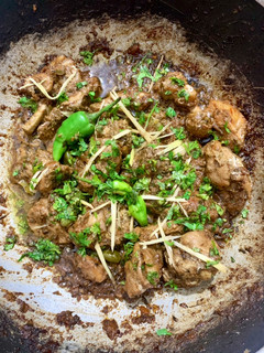 A picture of Delicious white chicken karahi serve with chupri chapati.