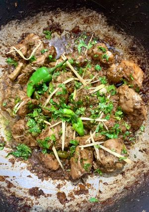 A picture of Delicious white chicken karahi serve with chupri chapati.
