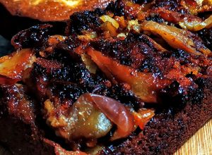 Una foto de TARTA Invertida de🍎Manzana y Guineo🍌con Canela...!