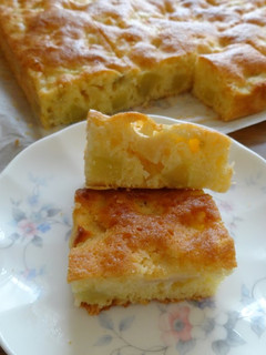 A picture of Big Mashed Potato and Apple Cake.
