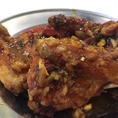 A picture of Fried chicken with sweet sour garlic sauce.