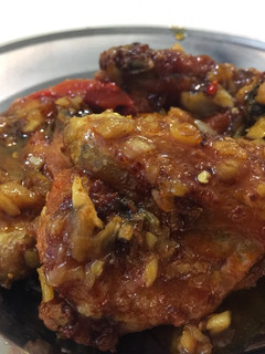 A picture of Fried chicken with sweet sour garlic sauce.