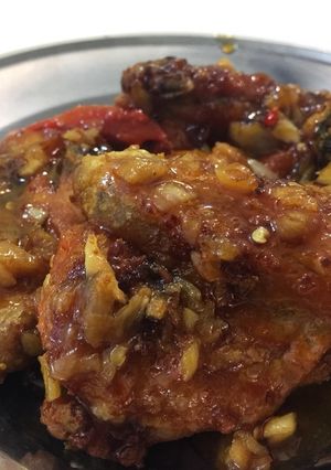 A picture of Fried chicken with sweet sour garlic sauce.