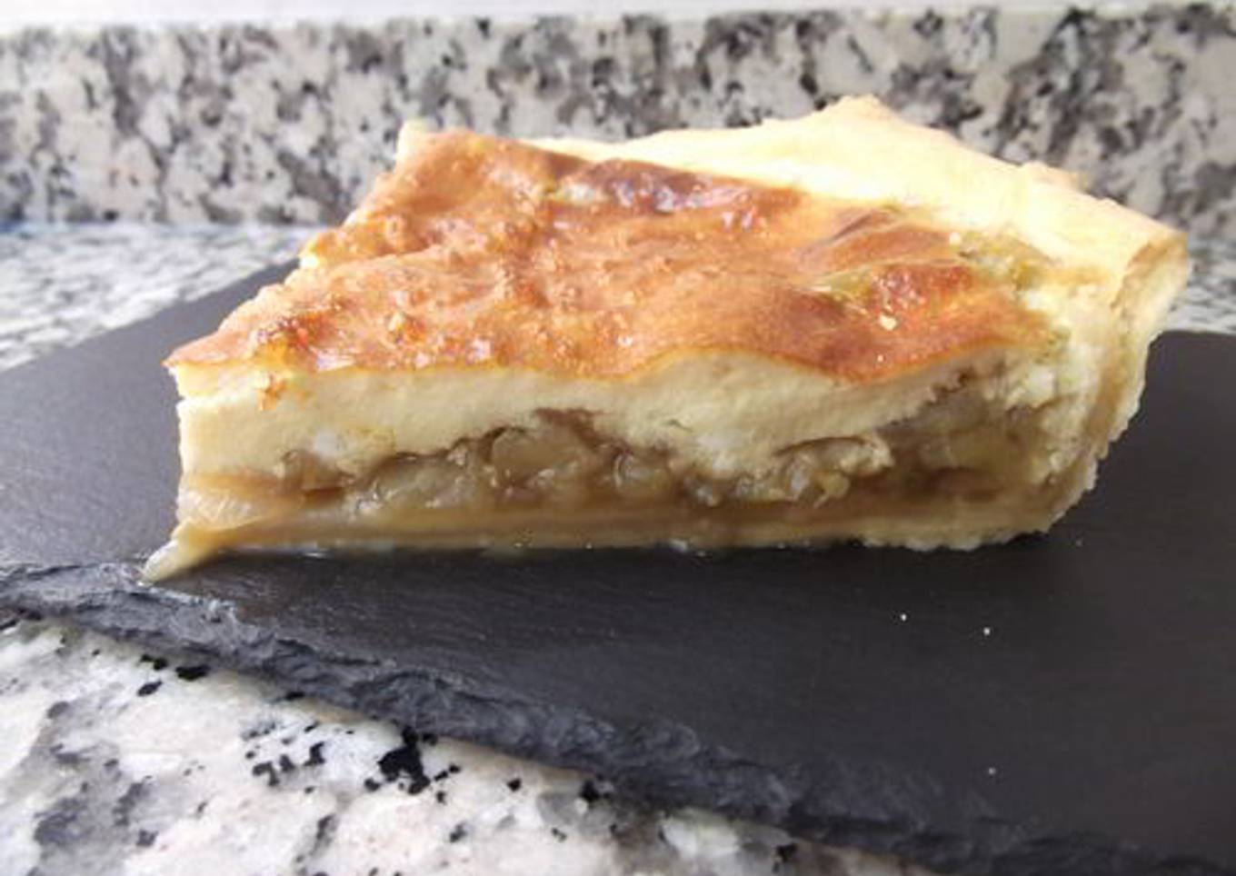 Pastel salado de berenjena y cebolla caramelizada