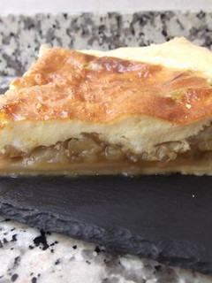 Una foto de Pastel salado de berenjena y cebolla caramelizada