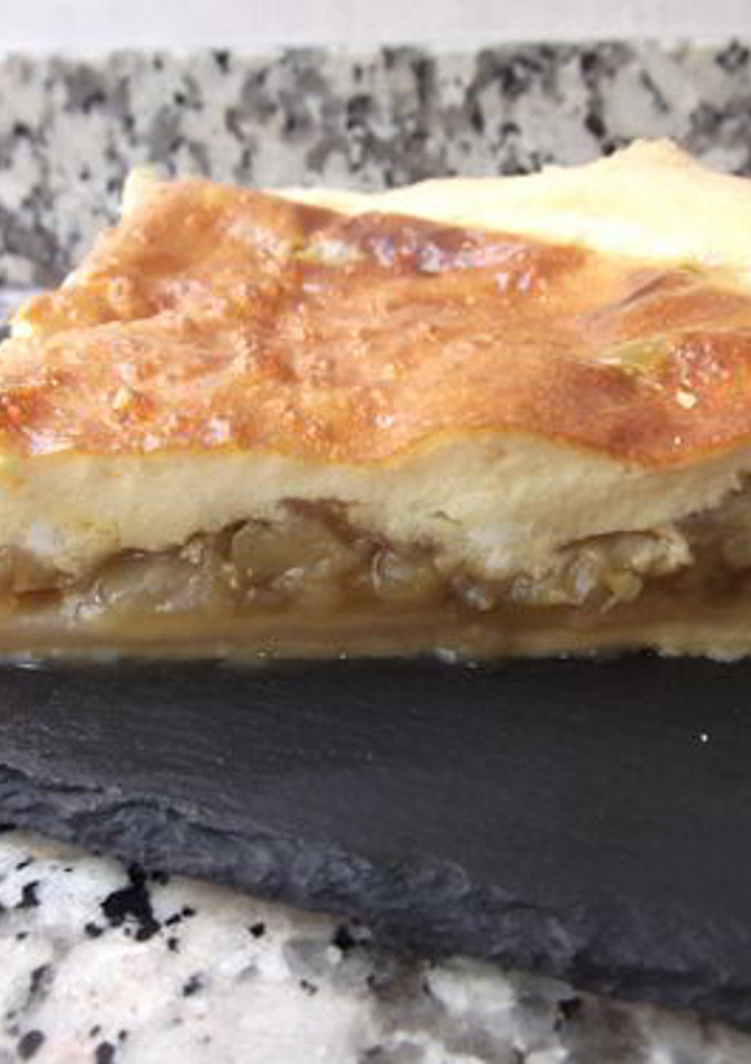 Una foto de Pastel salado de berenjena y cebolla caramelizada