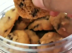 Gambar Famous Amous Choc Chip Cookies