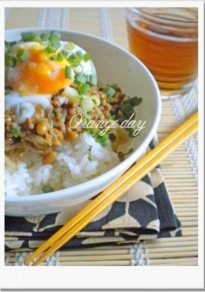 A picture of Bean Sprout and Natto Dry Curry Rice Bowl.
