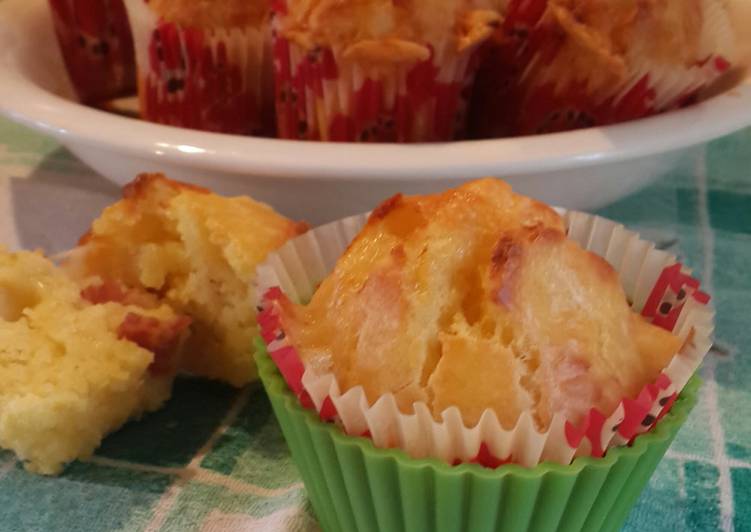 Cheesy muffins with salami (or ham)