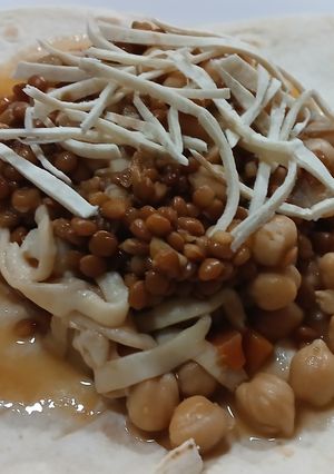 Una foto de Cocina de subsistencia: Sopa o Guiso de Legumbres de bote con tortita de trigo