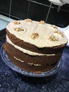 Una foto de Layer cake de café y nueces • Coffee & walnut cake