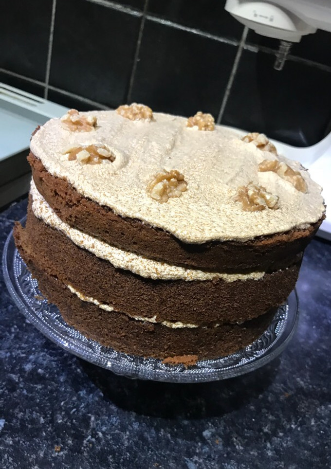 Una foto de Layer cake de café y nueces • Coffee & walnut cake