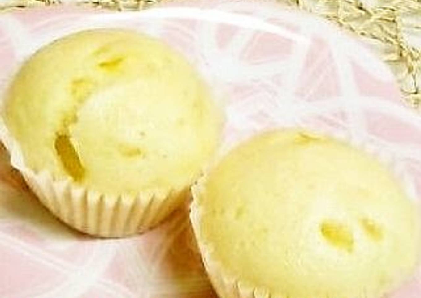 Steamed bread with a mixture of yuju tea and pancakes