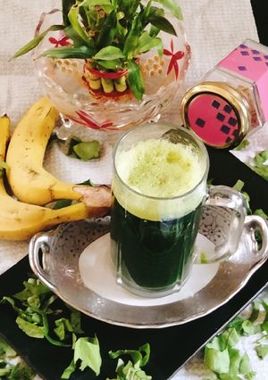 A picture of GREEN Smoothie spinach.. banana smoothie.