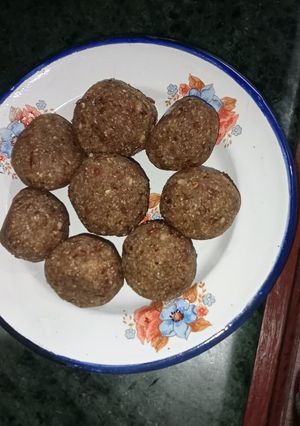 अलसी गोंद के लड्डू (Alsi gond ke laddu recipe in Hindi) रेसिपी मुख्य फोटो