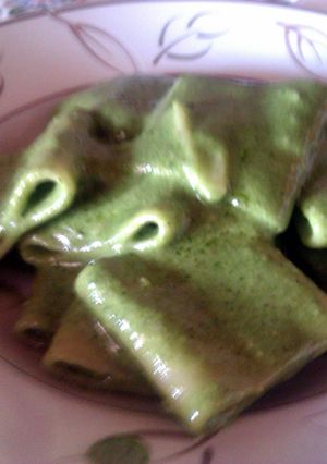 A picture of pesto sauce.
