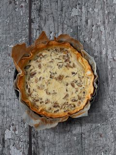 Una foto de Quiche de champiñones y cebolla