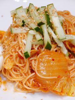 Hình của món Mì trộn cay Bibimkuksu Hàn Quốc.