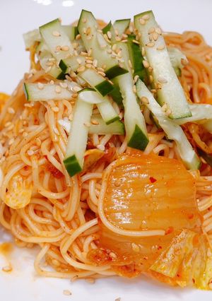 Hình của món Mì trộn cay Bibimkuksu Hàn Quốc.