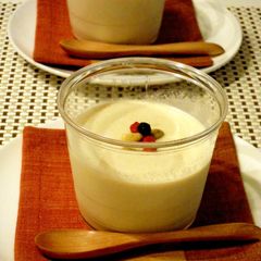A picture of White Sesame Pudding with Sesame Paste.