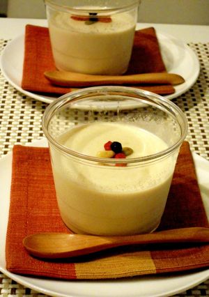 A picture of White Sesame Pudding with Sesame Paste.
