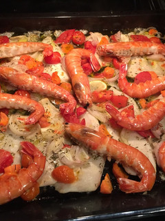 Una foto de Merluza al horno con gambas 🍤
