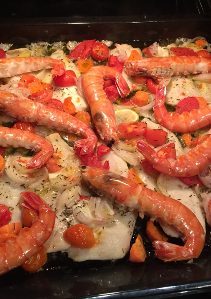 Una foto de Merluza al horno con gambas 🍤