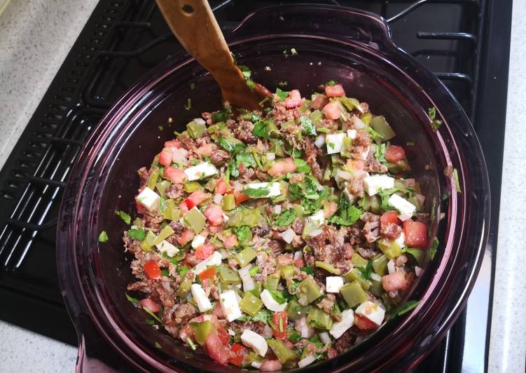 Ensalada de nopales con chicharrones de la Ramos