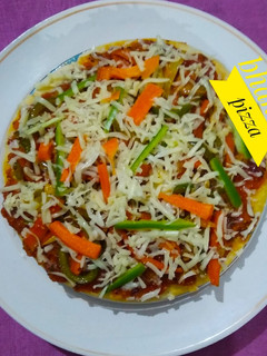 ભાખરી પીઝા (Bhakhri Pizza Recipe In Gujarati) રેસીપી મુખ્ય ફોટો
