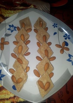 सूजी की बर्फी (Suji ki barfi recipe Hindi) रेसिपी मुख्य फोटो