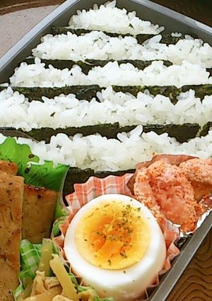 A picture of Easy Striped Bento with Flavoured Nori Seaweed.