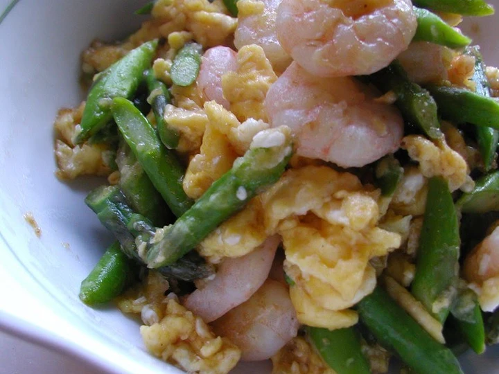 Easy Steps Make Recipes Egg, Shrimp and Asparagus Chaa (Stir-fry) with the Fragrance of Bonito the  Makes Drooling Perfect.