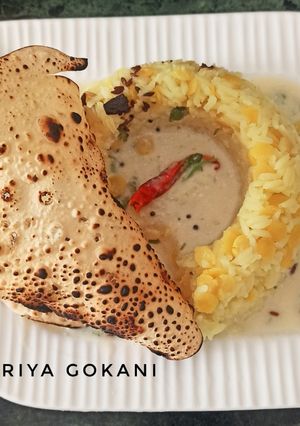 A picture of Tadka Khichdi with Gujurati Kadhi.