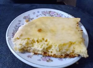 Una foto de Blondies de limón con glaseado de limón