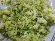 Una foto de arroz verde albahaca