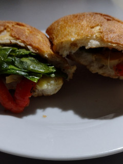 Una foto de Sándwich de Queso, verduras y espinaca